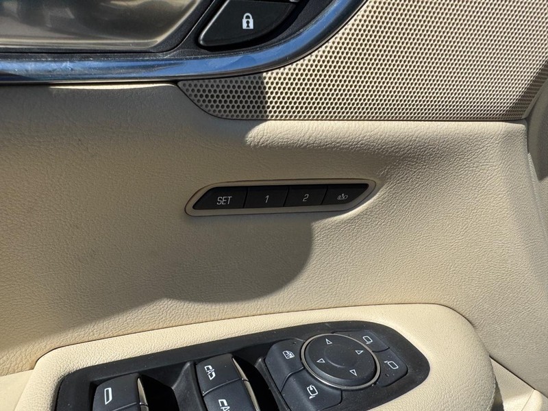 Cadillac XT5 Vehicle Full-screen Gallery Image 19