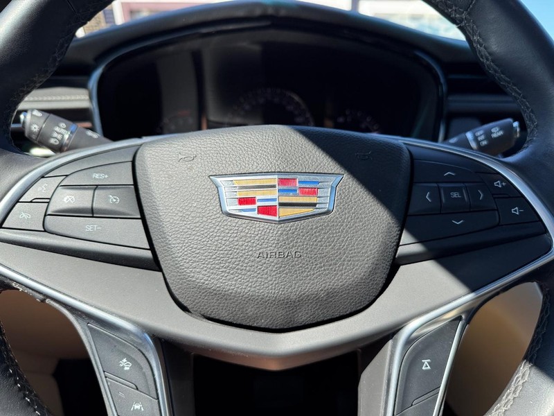 Cadillac XT5 Vehicle Full-screen Gallery Image 20