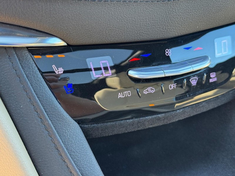 Cadillac XT5 Vehicle Full-screen Gallery Image 24