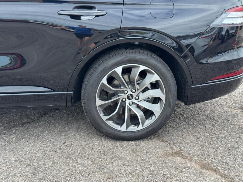 Lincoln Aviator Vehicle Full-screen Gallery Image 10