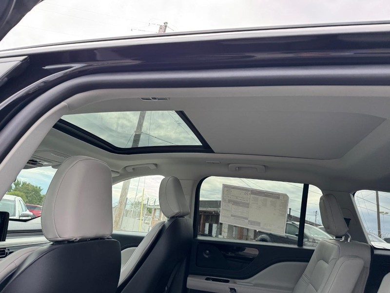Lincoln Aviator Vehicle Full-screen Gallery Image 11