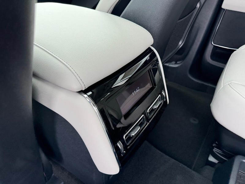 Lincoln Aviator Vehicle Full-screen Gallery Image 12