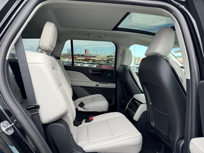Lincoln Aviator Vehicle Full-screen Gallery Image 14