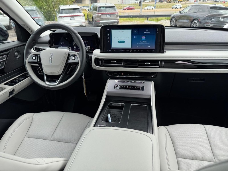 Lincoln Aviator Vehicle Full-screen Gallery Image 15