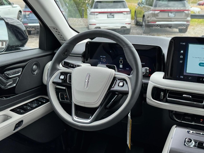 Lincoln Aviator Vehicle Full-screen Gallery Image 16