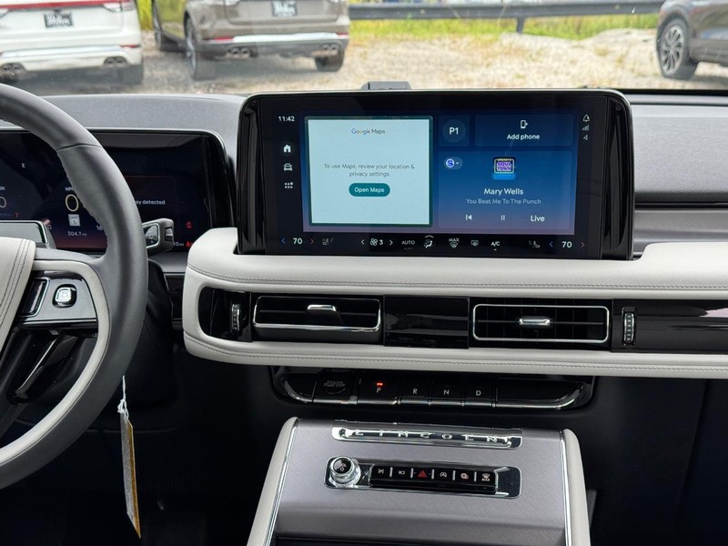 Lincoln Aviator Vehicle Full-screen Gallery Image 17
