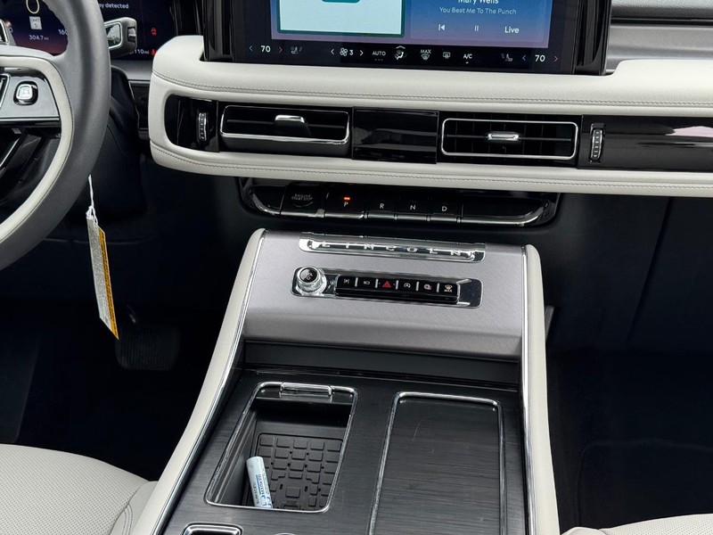 Lincoln Aviator Vehicle Full-screen Gallery Image 18