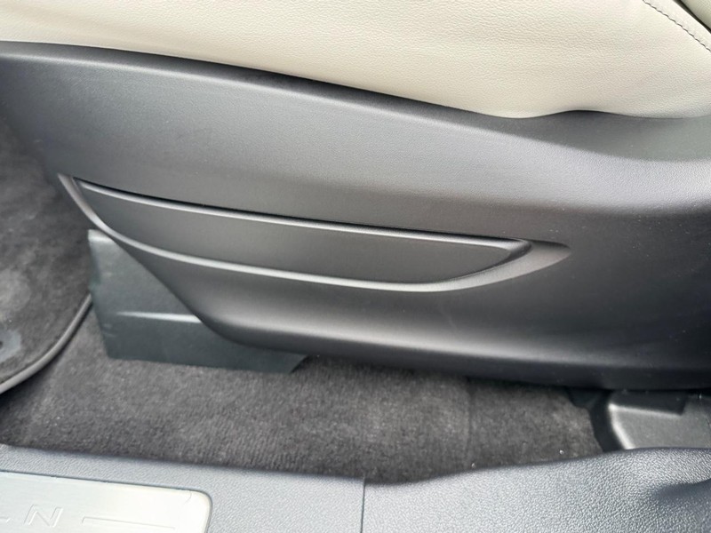 Lincoln Aviator Vehicle Full-screen Gallery Image 19