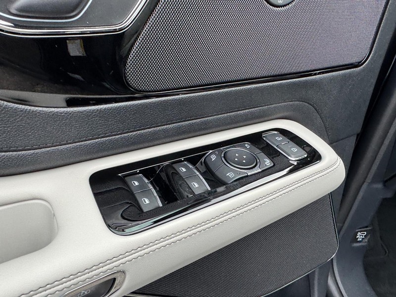 Lincoln Aviator Vehicle Full-screen Gallery Image 20