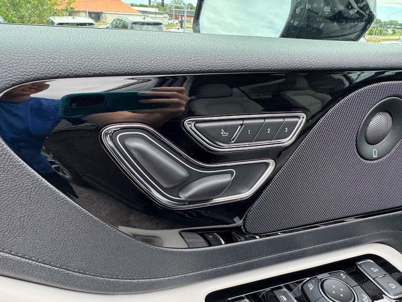 Lincoln Aviator Vehicle Full-screen Gallery Image 21