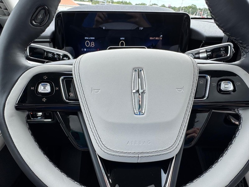 Lincoln Aviator Vehicle Full-screen Gallery Image 22