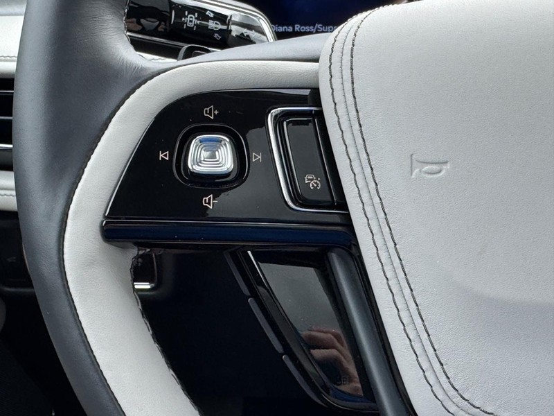 Lincoln Aviator Vehicle Full-screen Gallery Image 23