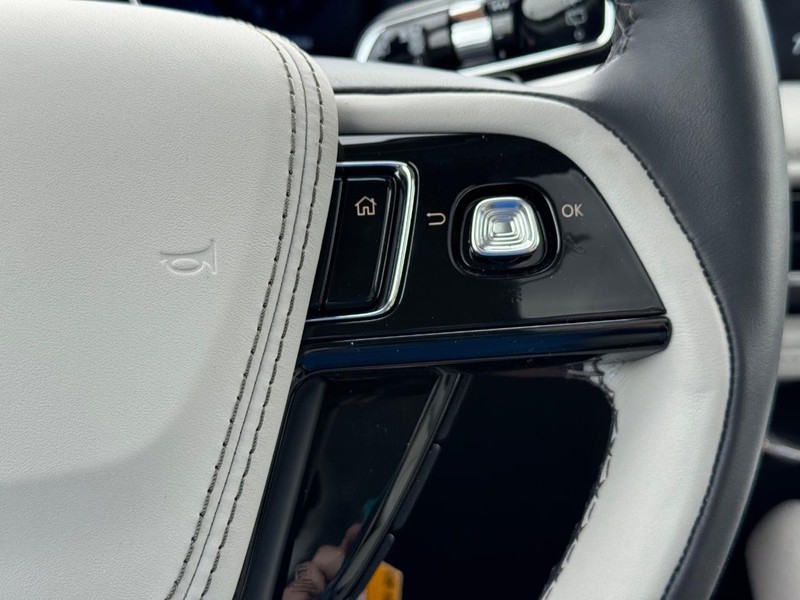 Lincoln Aviator Vehicle Full-screen Gallery Image 24
