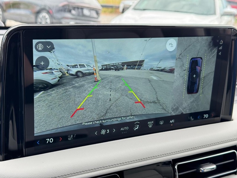 Lincoln Aviator Vehicle Full-screen Gallery Image 26