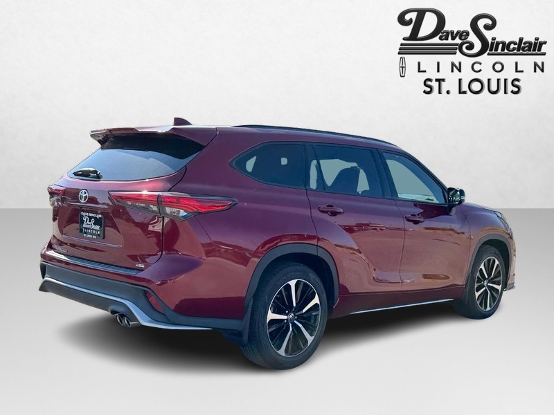 Toyota Highlander Vehicle Full-screen Gallery Image 05