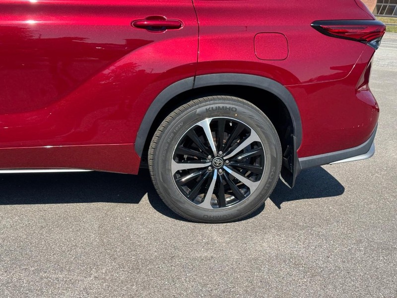 Toyota Highlander Vehicle Full-screen Gallery Image 11