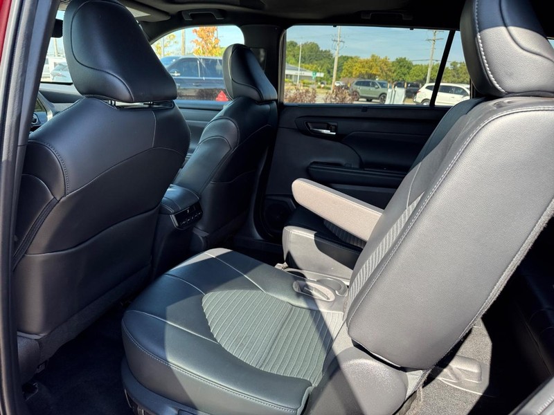Toyota Highlander Vehicle Full-screen Gallery Image 12