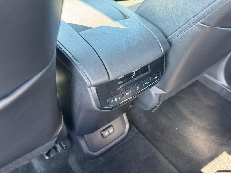 Toyota Highlander Vehicle Full-screen Gallery Image 13