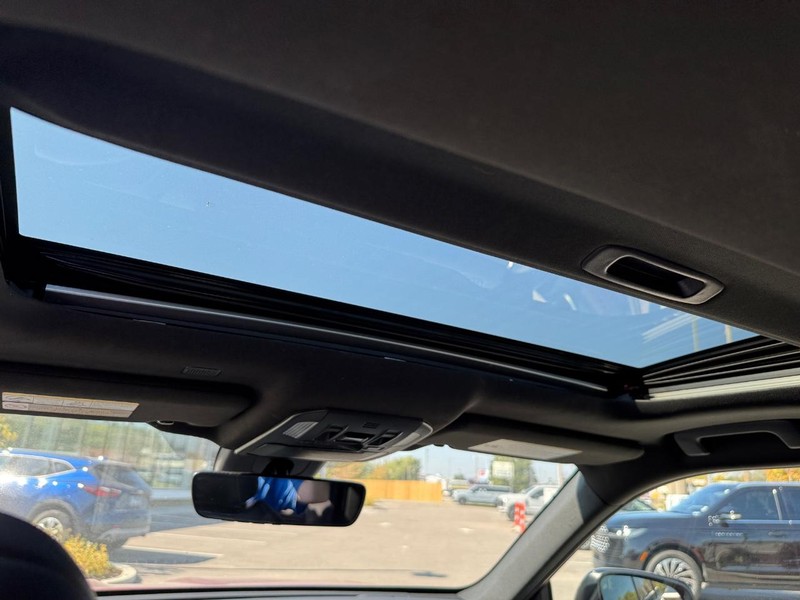 Toyota Highlander Vehicle Full-screen Gallery Image 14