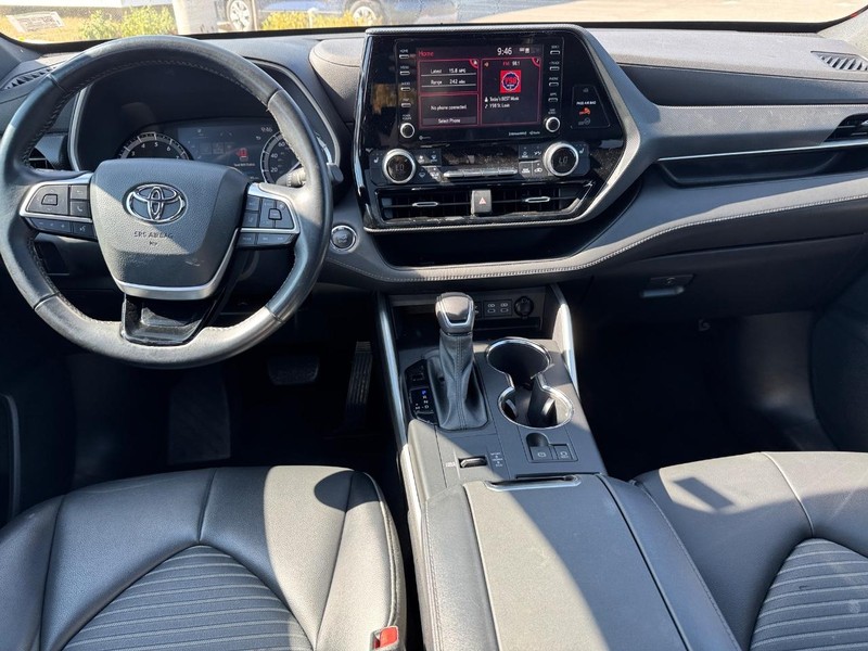 Toyota Highlander Vehicle Full-screen Gallery Image 15