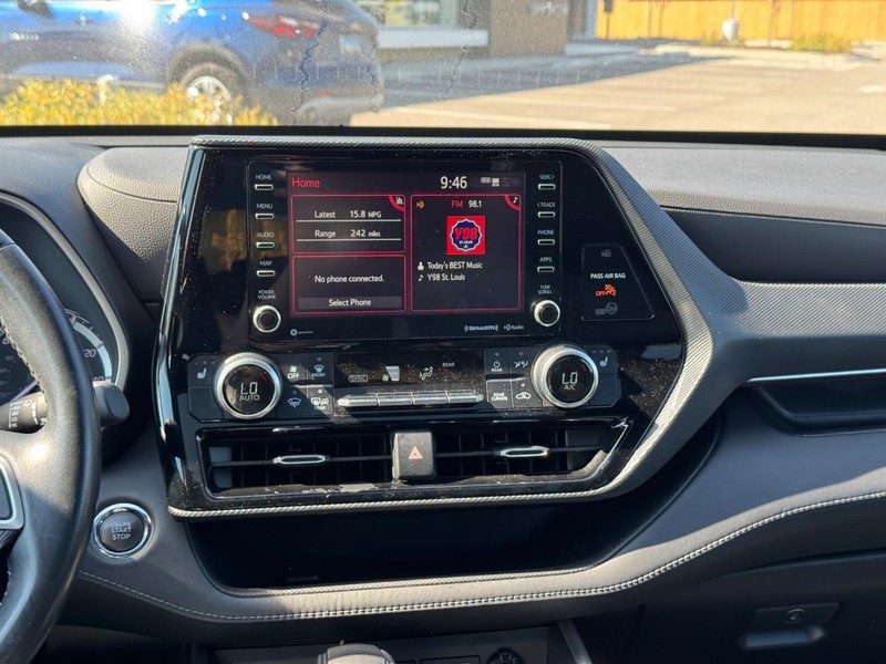 Toyota Highlander Vehicle Full-screen Gallery Image 17