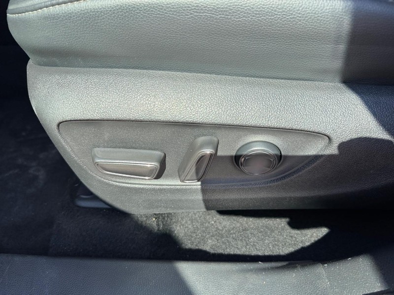 Toyota Highlander Vehicle Full-screen Gallery Image 19