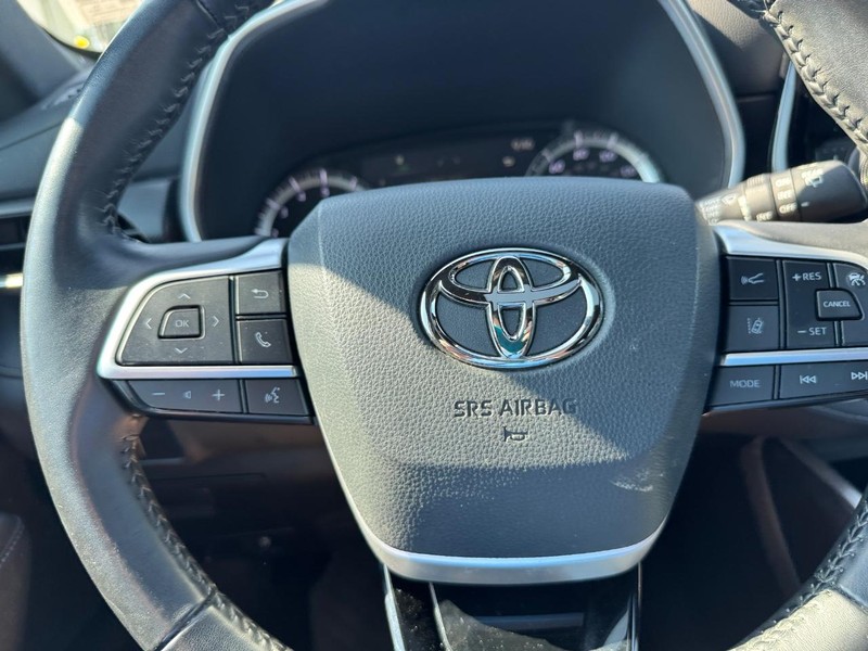 Toyota Highlander Vehicle Full-screen Gallery Image 21