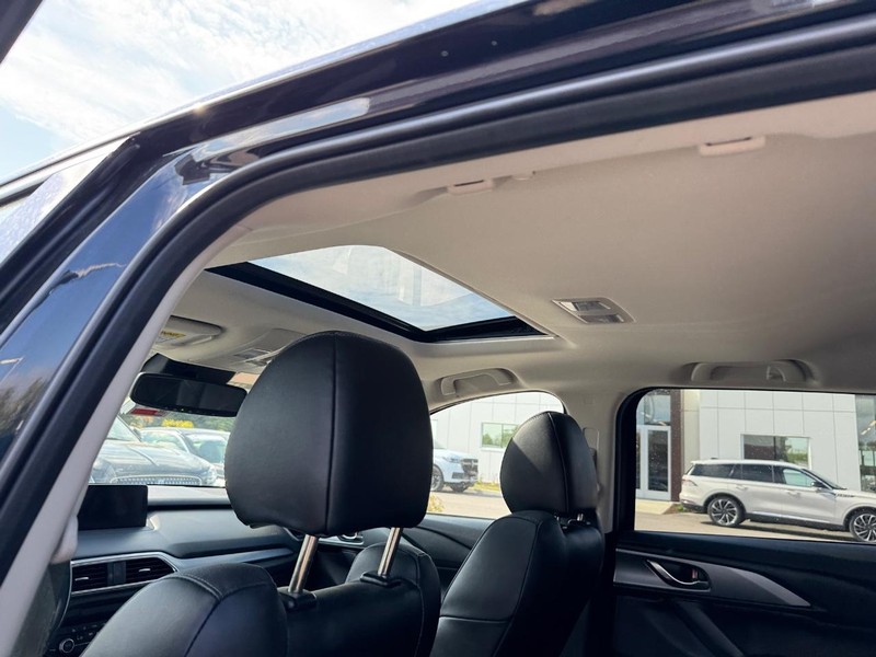 Mazda CX-9 Vehicle Full-screen Gallery Image 12