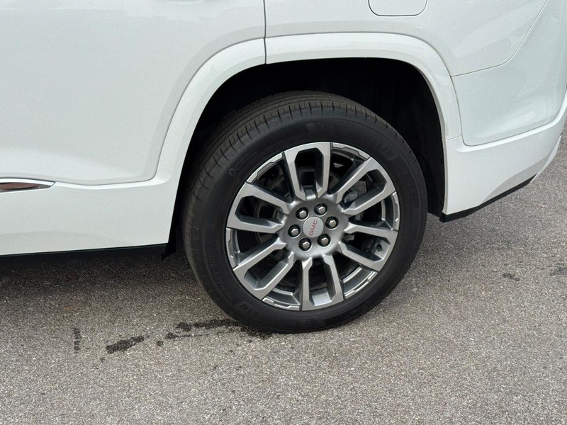 GMC Acadia Vehicle Full-screen Gallery Image 10