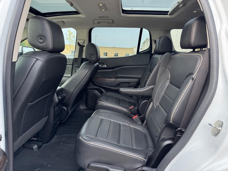 GMC Acadia Vehicle Full-screen Gallery Image 11