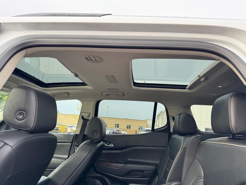 GMC Acadia Vehicle Full-screen Gallery Image 12