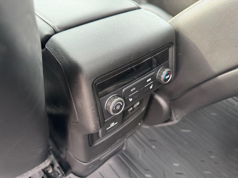 GMC Acadia Vehicle Full-screen Gallery Image 13