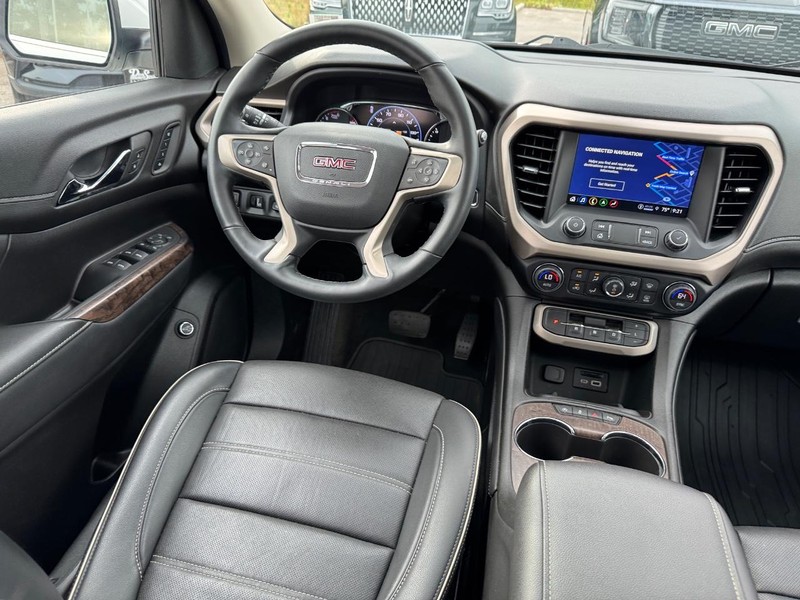 GMC Acadia Vehicle Full-screen Gallery Image 14