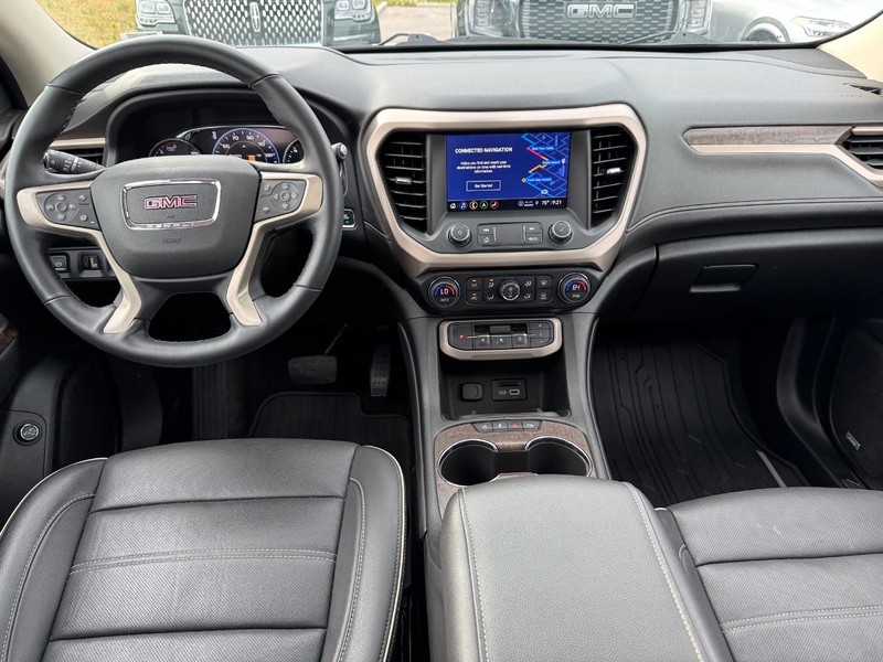 GMC Acadia Vehicle Full-screen Gallery Image 15