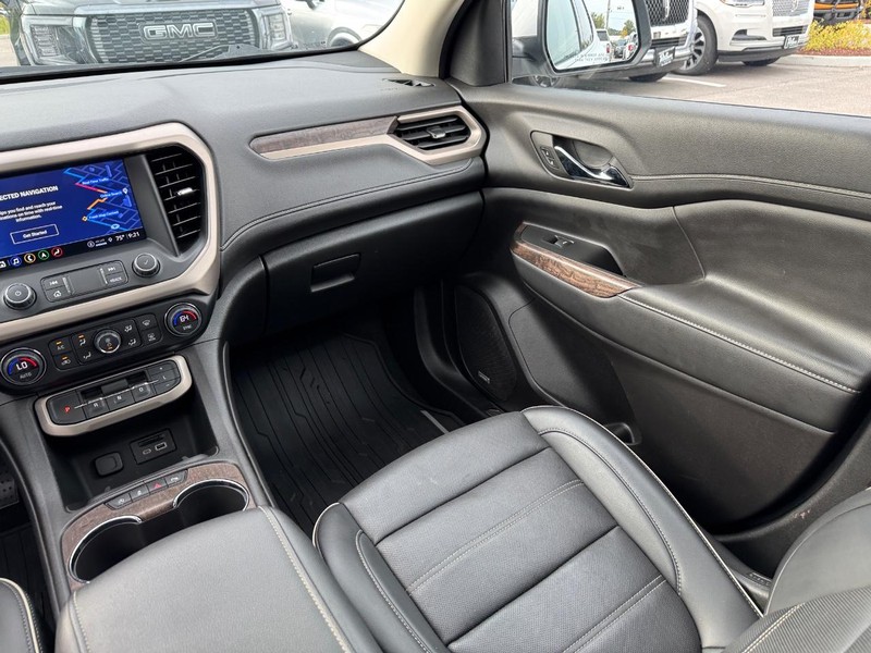 GMC Acadia Vehicle Full-screen Gallery Image 16
