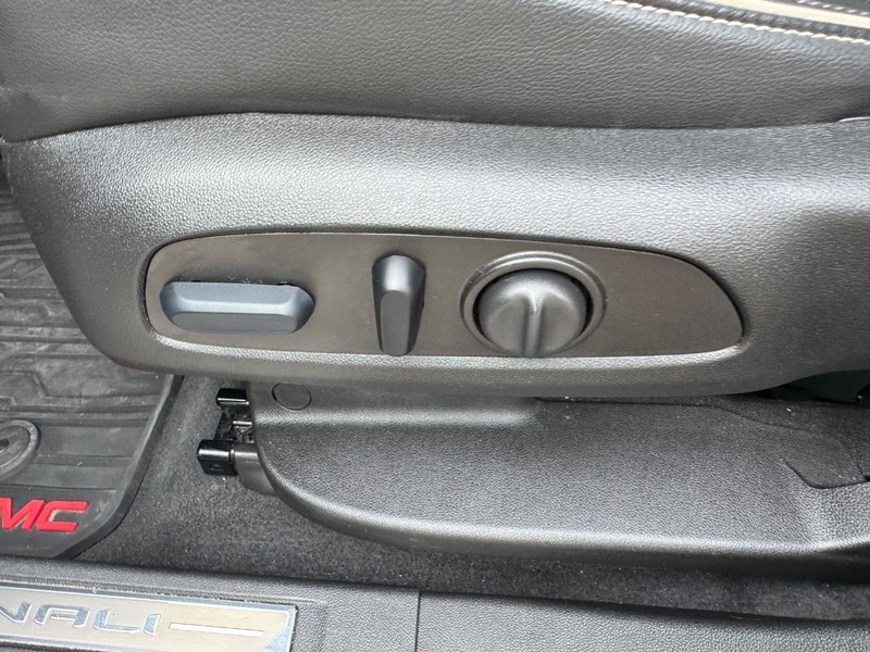 GMC Acadia Vehicle Full-screen Gallery Image 17
