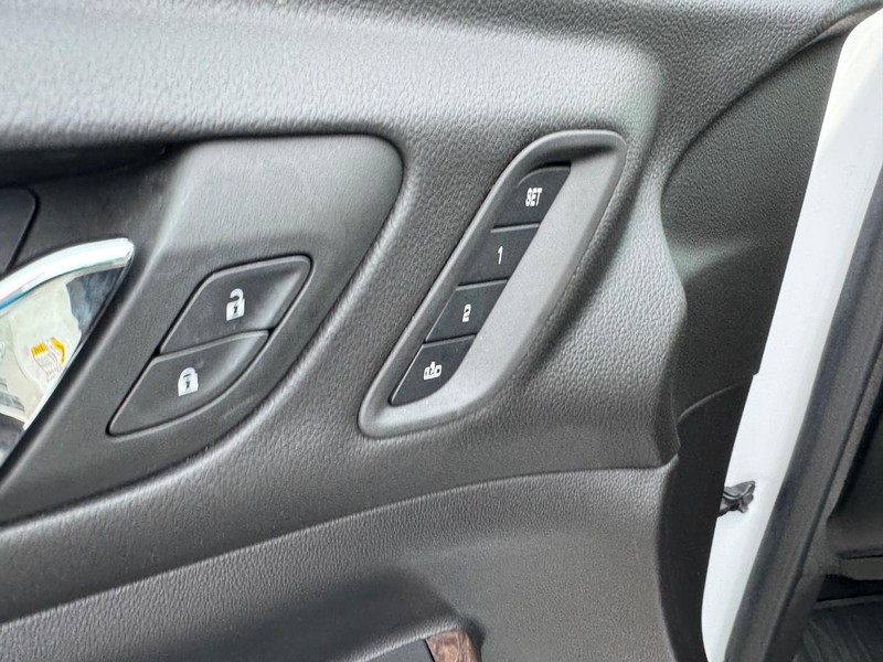 GMC Acadia Vehicle Full-screen Gallery Image 18
