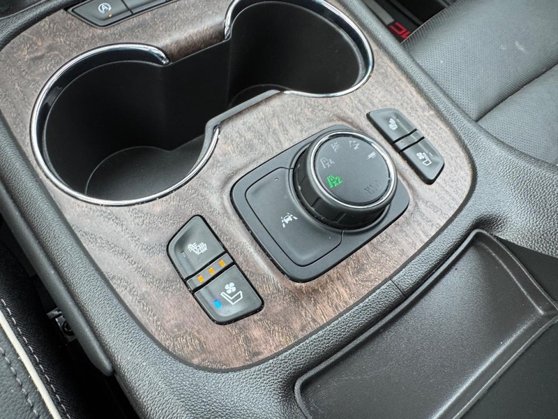 GMC Acadia Vehicle Full-screen Gallery Image 19