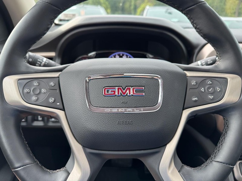 GMC Acadia Vehicle Full-screen Gallery Image 20