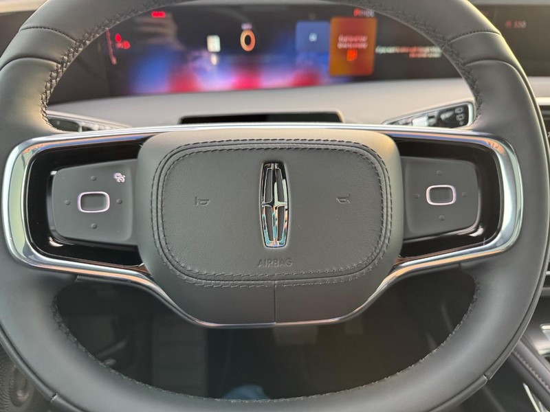 Lincoln Nautilus Vehicle Full-screen Gallery Image 20