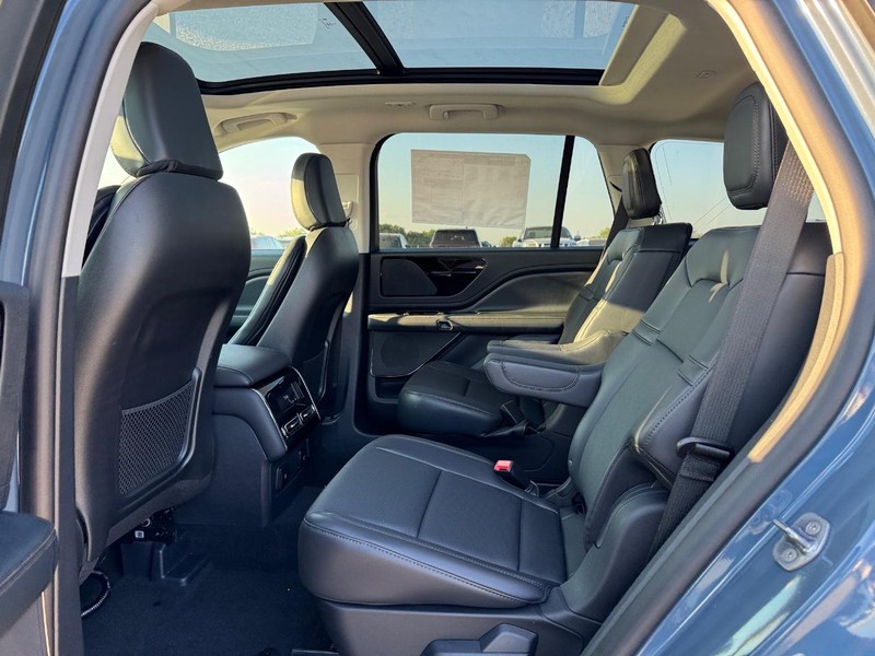 Lincoln Aviator Vehicle Full-screen Gallery Image 10