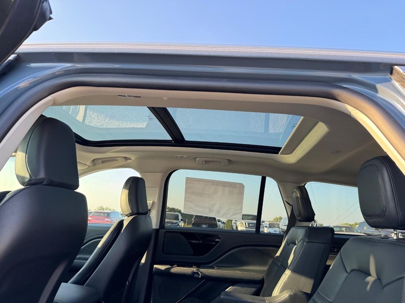 Lincoln Aviator Vehicle Full-screen Gallery Image 11
