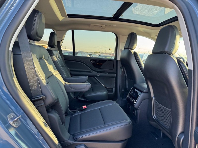 Lincoln Aviator Vehicle Full-screen Gallery Image 13
