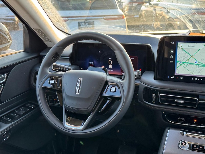 Lincoln Aviator Vehicle Full-screen Gallery Image 15