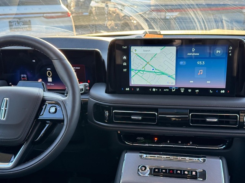 Lincoln Aviator Vehicle Full-screen Gallery Image 16