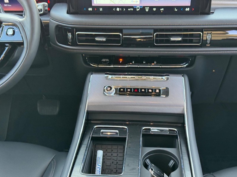 Lincoln Aviator Vehicle Full-screen Gallery Image 17