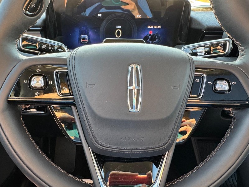 Lincoln Aviator Vehicle Full-screen Gallery Image 21