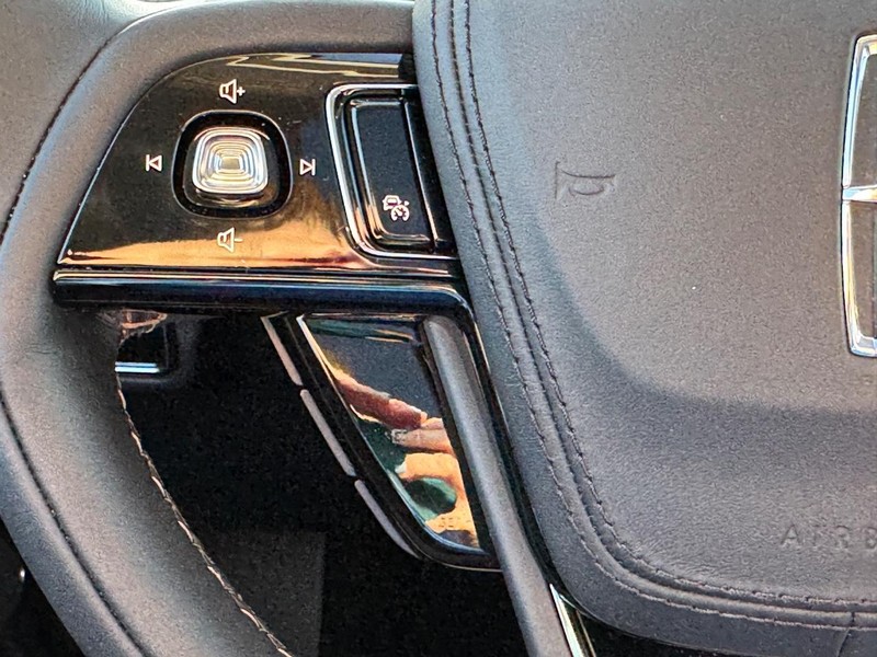 Lincoln Aviator Vehicle Full-screen Gallery Image 22