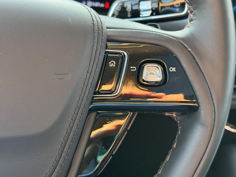 Lincoln Aviator Vehicle Full-screen Gallery Image 23