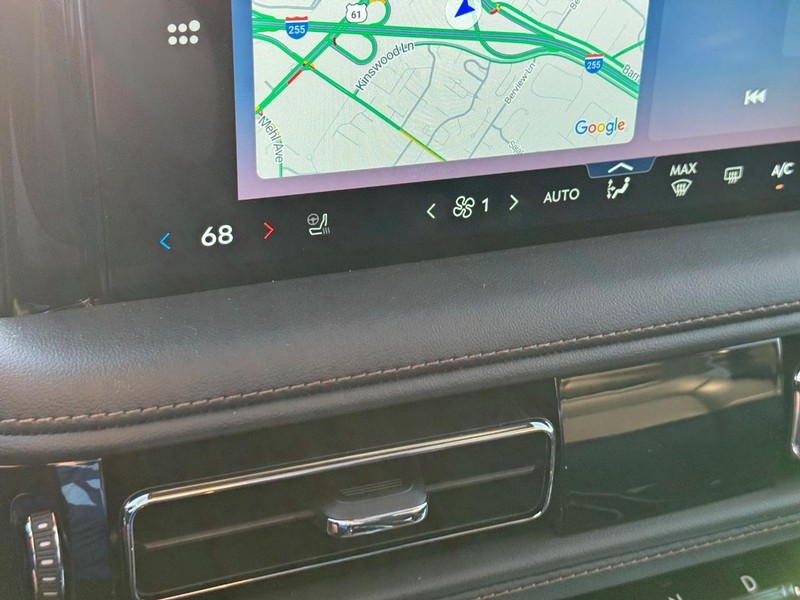 Lincoln Aviator Vehicle Full-screen Gallery Image 25